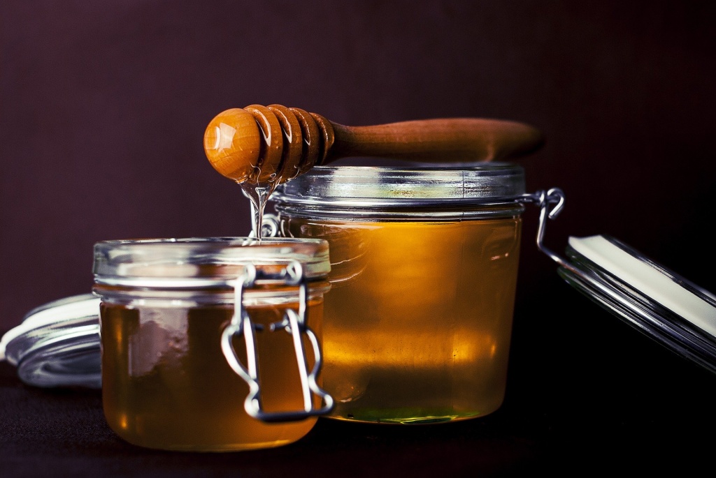Чем полезен акациевый мед: лечебные свойства и противопоказания